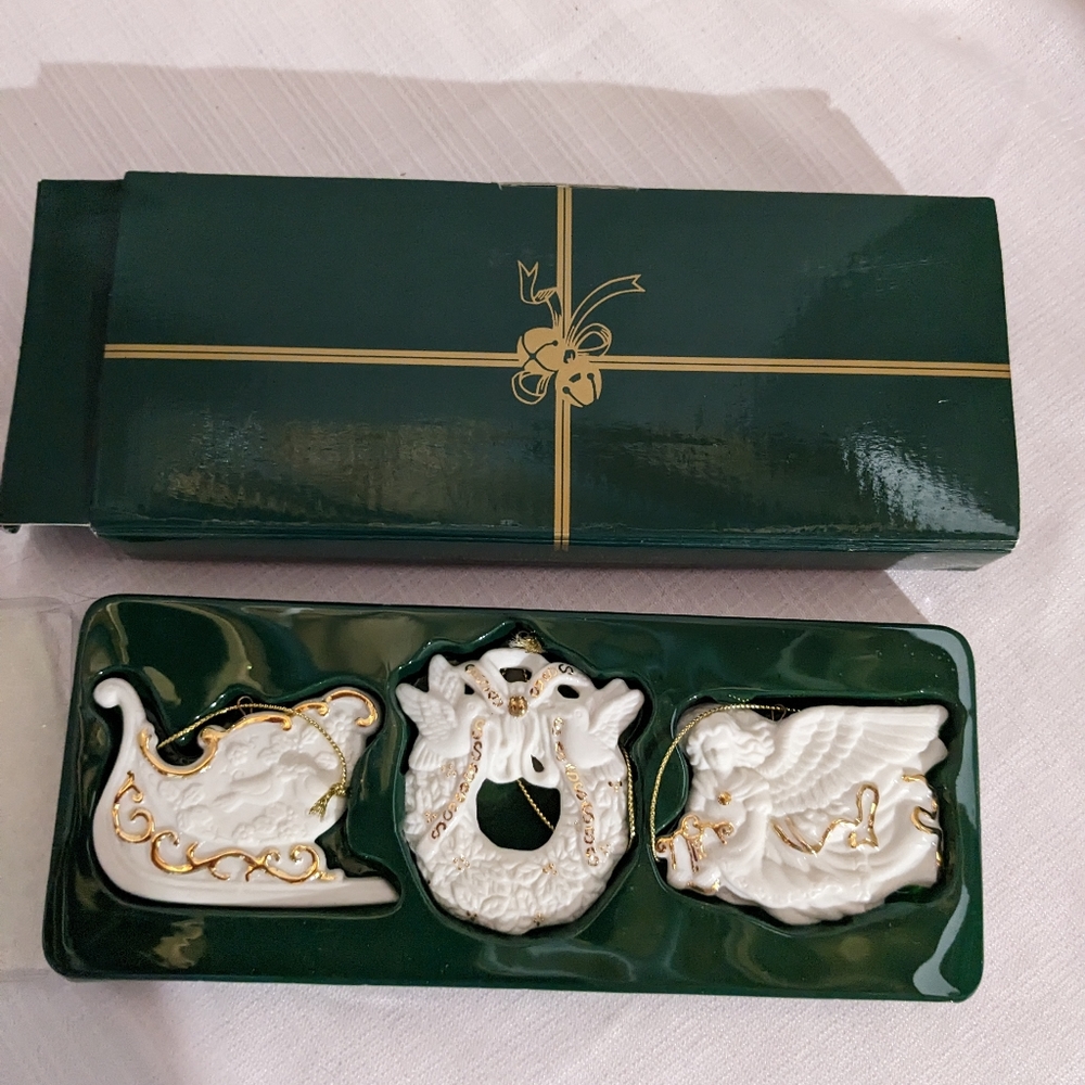 VTG Avon bisque porcelain christmas tree ornament trio in box  24k gold accents